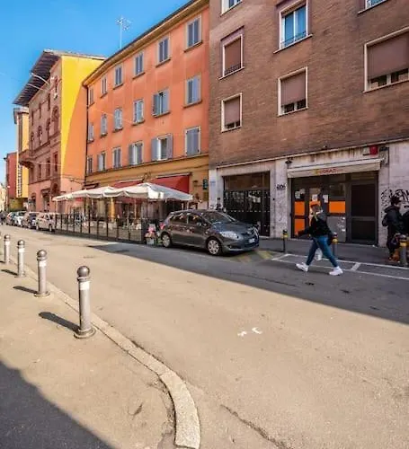 Sotto Le Due Torri 5* Апартаменты Болонья