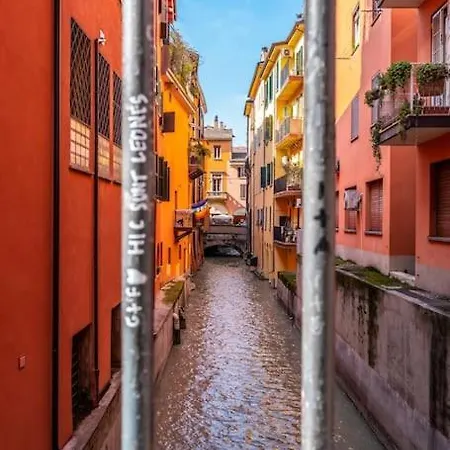 Sotto Le Due Torri 5* Lägenhet Bologna