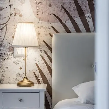 Sotto Le Due Torri 5* Lägenhet