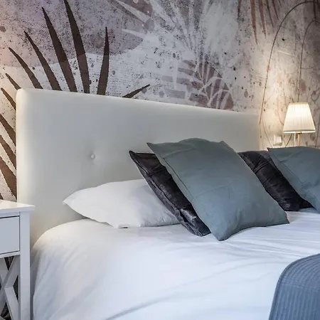 Апартаменты Sotto Le Due Torri 5* Болонья