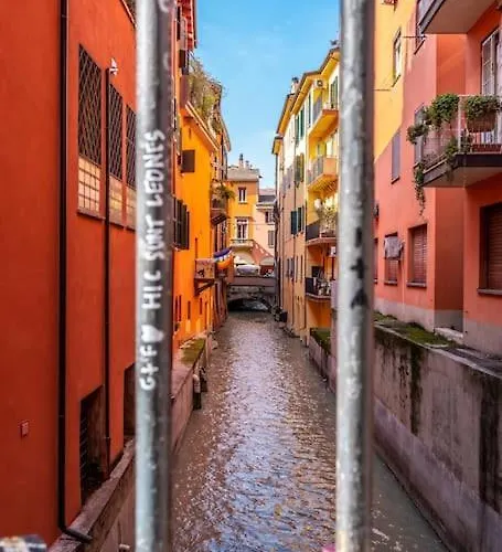 Sotto Le Due Torri 5* Lägenhet Bologna