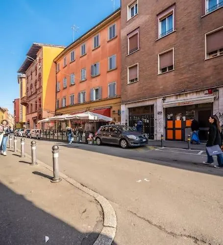 Sotto Le Due Torri 5* شقة *