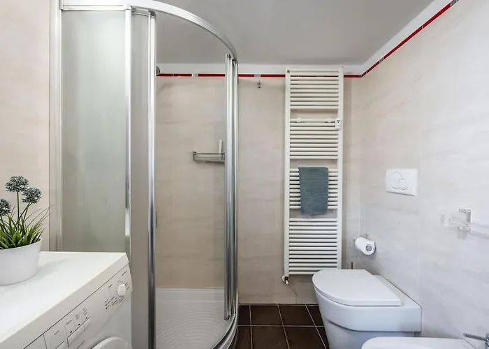 Sotto Le Due Torri 5* Apartment